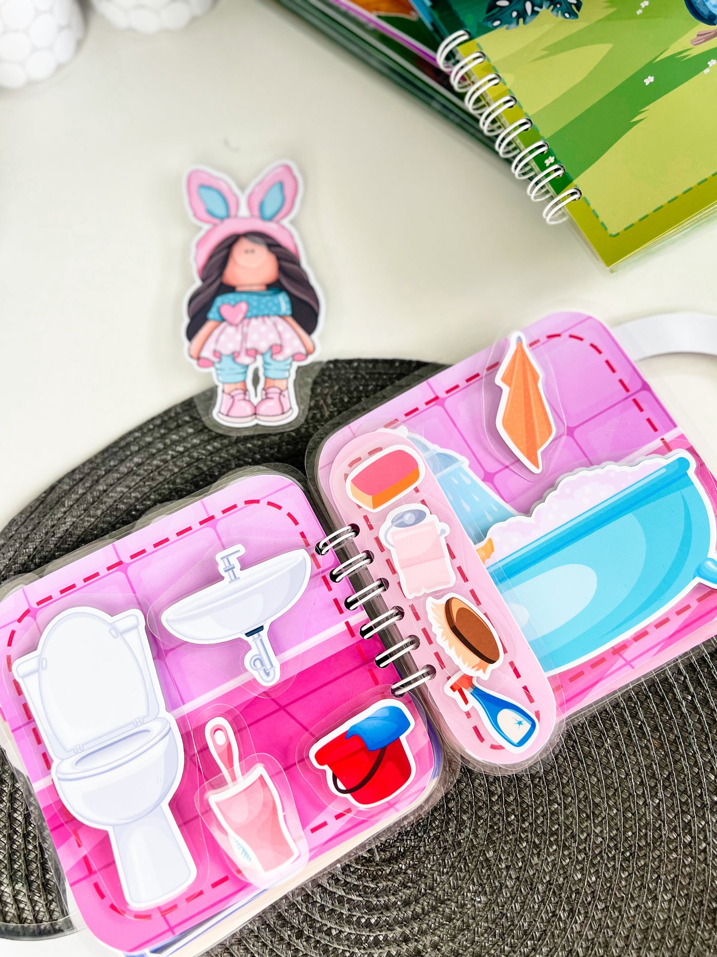 "Rožinio zuikio nuotykiai" knygelė